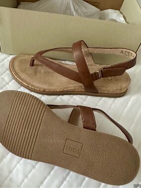 SOUL Naturalizer Carolyn Brown Leather Thong Sandals